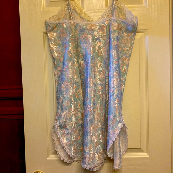 Floral Robe & Nightie Set in Pastel Pinks & Blues - Picture 6 of 8